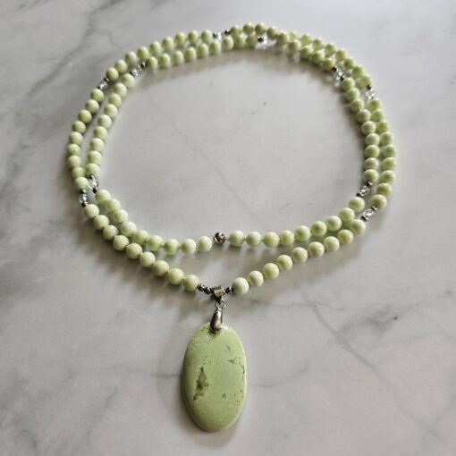 Zitronenmagnesit („Zitronenchrysopras“) -Bergkristall-Mala mit Zitronenmagnesit-Anhänger (Oval) – Bild 3