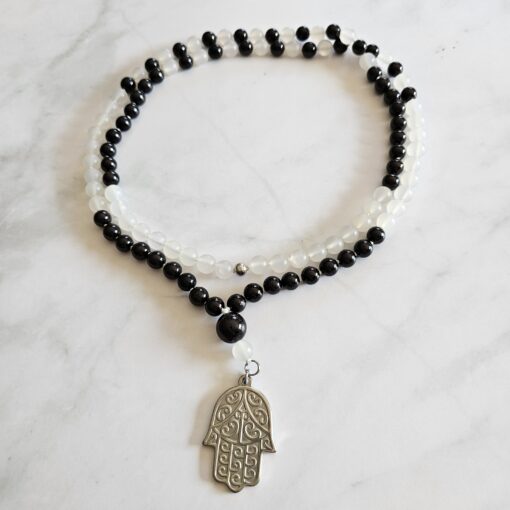 Achat (weiß und matt) -Granat (dunkel) -Mala mit Edelstahlanhänger (Hamsa-Hand) – Bild 3
