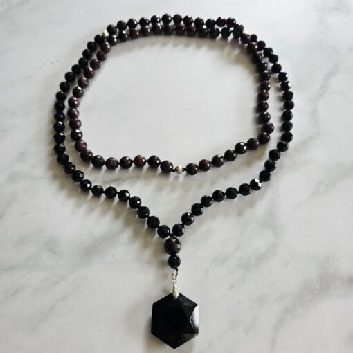 Granat (facettiert) -Turmalin (schwarz und facettiert) -Mala mit schwarzem Turmalin-Anhänger (Feenstein, Hexagon) – Bild 3