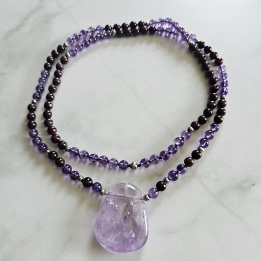 Amethyst-Granat-Mala mit Amethyst-Anhänger (Freiform): – Bild 3