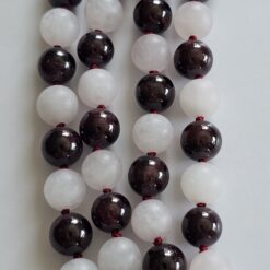 Alternative view of Granat-Rosenquarz (matt) -Mala mit Granat-Anhänger (Freiform) und 2 Armbändern