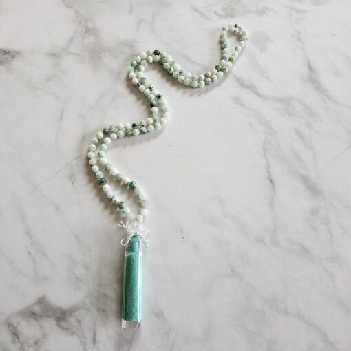 Jade („Himmel-Berg-Jade“) mit Seidenquaste – Bild 4
