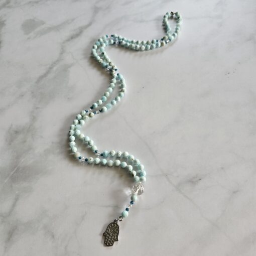 Hemimorphit (facettiert) -Bergkristall (facettiert) -Apatit (blau, facettiert) -Mala  mit Edelstahl-Anhänger (Hamsa-Hand) – Bild 4