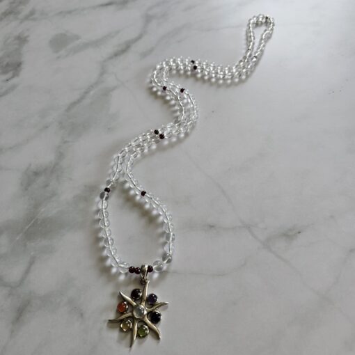 Bergkristall-Granat-Mala mit Chakra-Anhänger (Sonne) – Bild 4
