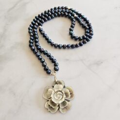 Perlen (schwarze Barock Süßwasserperlen) -Mala mit schwarzem Perlmutt-Anhänger