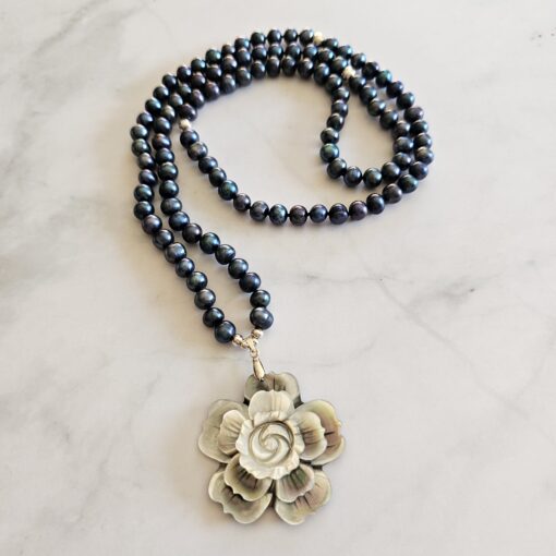 Perlen (schwarze Barock Süßwasserperlen) -Mala mit schwarzem Perlmutt-Anhänger
