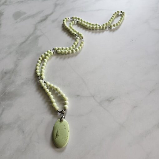 Zitronenmagnesit („Zitronenchrysopras“) -Bergkristall-Mala mit Zitronenmagnesit-Anhänger (Oval) – Bild 4