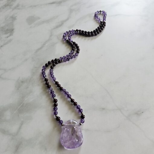 Amethyst-Granat-Mala mit Amethyst-Anhänger (Freiform): – Bild 4