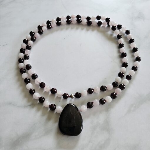 Granat-Rosenquarz (matt) -Mala mit Granat-Anhänger (Freiform) und 2 Armbändern – Bild 3