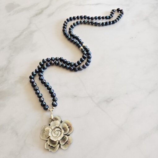 Perlen (schwarze Barock Süßwasserperlen) -Mala mit schwarzem Perlmutt-Anhänger – Bild 4