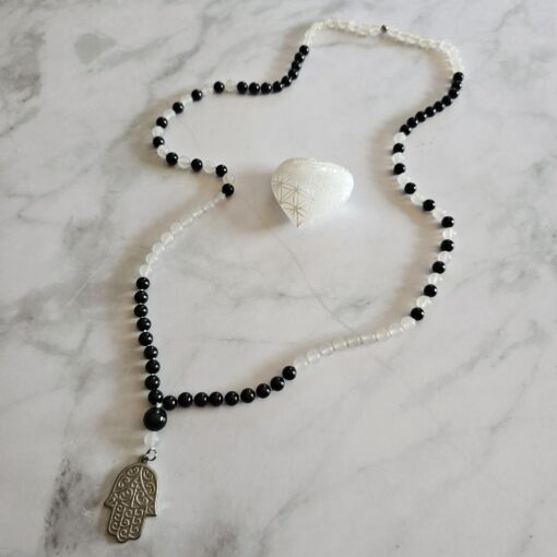 Achat (weiß und matt) -Granat (dunkel) -Mala mit Edelstahlanhänger (Hamsa-Hand) – Bild 5
