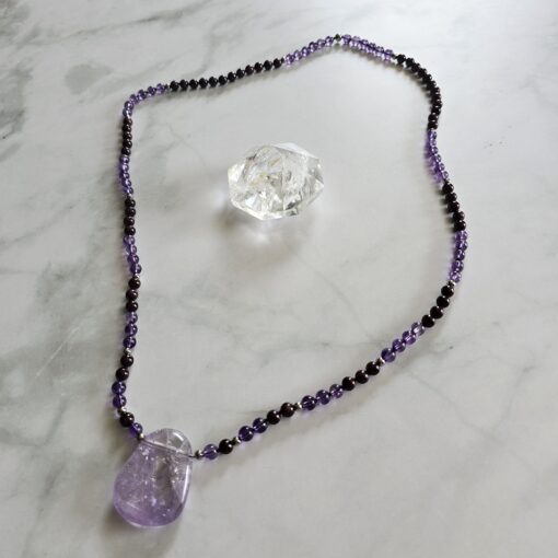 Amethyst-Granat-Mala mit Amethyst-Anhänger (Freiform): – Bild 5