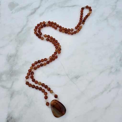 „Karneolachat“ (matt) -Achat (weiß und matt) -Mala mit „Karneolachat“-Anhänger (Freiform) und passendem Armband – Bild 6