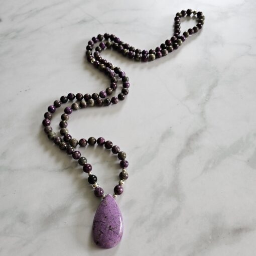 Stichtit in Serpentinit-Mala mit Stichtit-Anhänger (Tropfen) und Armband – Bild 6