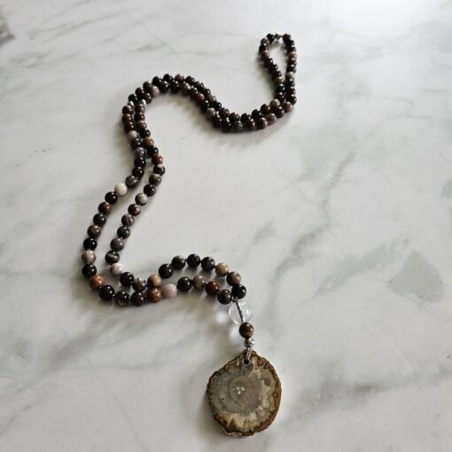 Versteinerte Holz-Mala (2) mit kleinerem, versteinertem Holz-Anhänger (Freiform) und Armband – Bild 6
