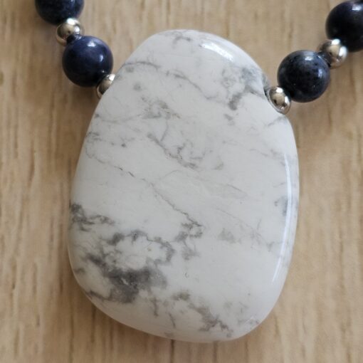 Dumortierit-Magnesit-Mala (2) mit Magnesit-Anhänger (Freiform) – Bild 6