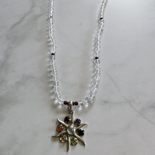 Bergkristall-Granat-Mala mit Chakra-Anhänger (Sonne) – Bild 6