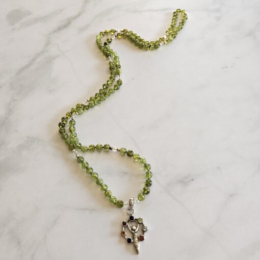 Peridot-Bergkristall (facettiert) -Mala mit Chakra-Anhänger aus 925 Silber und Armband – Bild 6