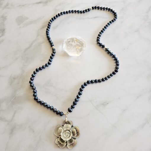 Perlen (schwarze Barock Süßwasserperlen) -Mala mit schwarzem Perlmutt-Anhänger – Bild 5