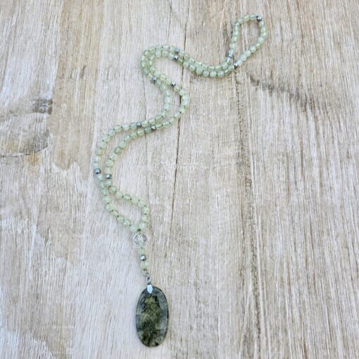 Prehnit (hellgrün und facettiert) -Mala mit grünem Prehnit-Anhänger (Oval) und Armband – Bild 6