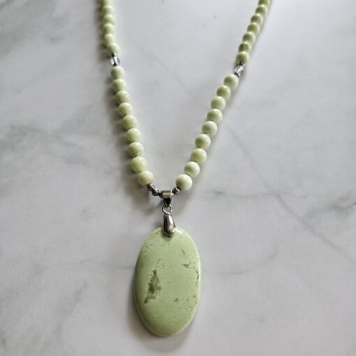 Zitronenmagnesit („Zitronenchrysopras“) -Bergkristall-Mala mit Zitronenmagnesit-Anhänger (Oval) – Bild 6