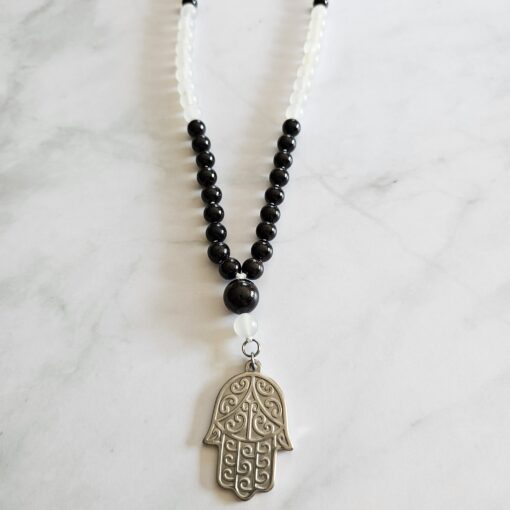 Achat (weiß und matt) -Granat (dunkel) -Mala mit Edelstahlanhänger (Hamsa-Hand) – Bild 6