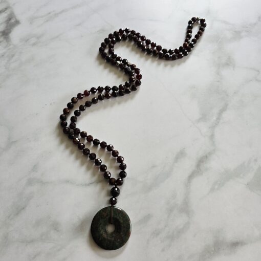 Granat (Malaya-Granat, facettiert) -Mala mit Eklogit-Donut und Armband – Bild 6