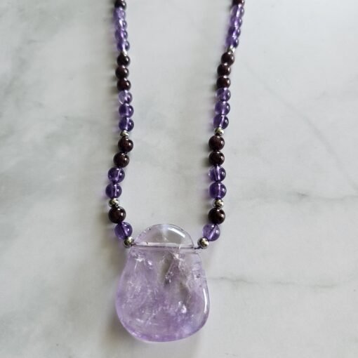 Amethyst-Granat-Mala mit Amethyst-Anhänger (Freiform): – Bild 6