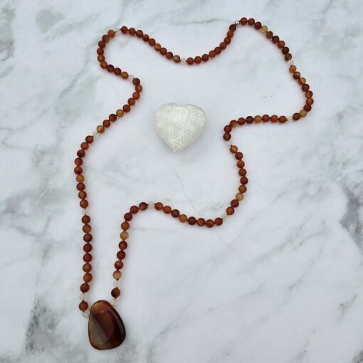 „Karneolachat“ (matt) -Achat (weiß und matt) -Mala mit „Karneolachat“-Anhänger (Freiform) und passendem Armband – Bild 7