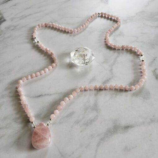 Rosenquarz-Bergkristall-Mala mit Rosenquarz-Anhänger (Freiform) und Armband – Bild 7