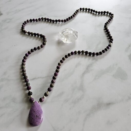 Stichtit in Serpentinit-Mala mit Stichtit-Anhänger (Tropfen) und Armband – Bild 7