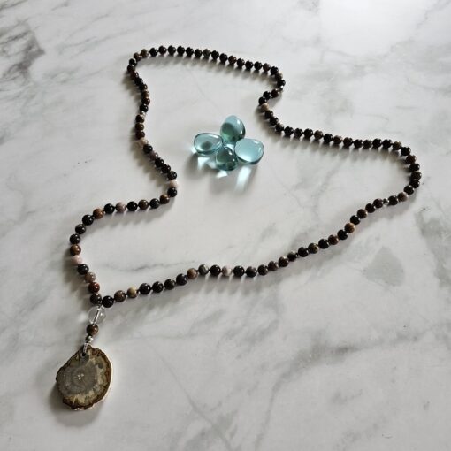 Versteinerte Holz-Mala (2) mit kleinerem, versteinertem Holz-Anhänger (Freiform) und Armband – Bild 7