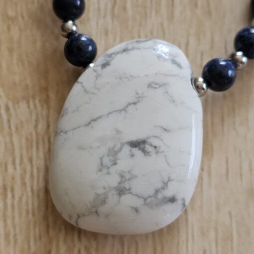 Dumortierit-Magnesit-Mala (2) mit Magnesit-Anhänger (Freiform) – Bild 7