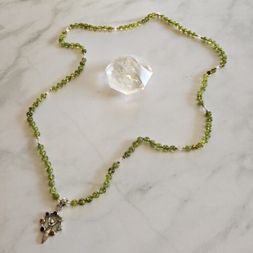Peridot-Bergkristall (facettiert) -Mala mit Chakra-Anhänger aus 925 Silber und Armband – Bild 7