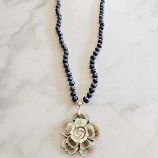 Perlen (schwarze Barock Süßwasserperlen) -Mala mit schwarzem Perlmutt-Anhänger – Bild 6