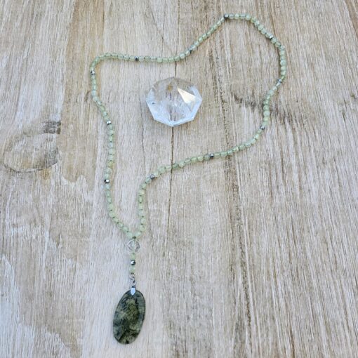 Prehnit (hellgrün und facettiert) -Mala mit grünem Prehnit-Anhänger (Oval) und Armband – Bild 7
