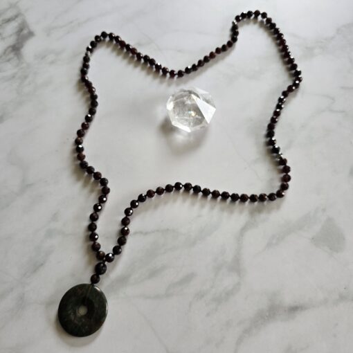 Granat (Malaya-Granat, facettiert) -Mala mit Eklogit-Donut und Armband – Bild 7
